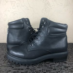 Universal thread Adan combat boots 8.5